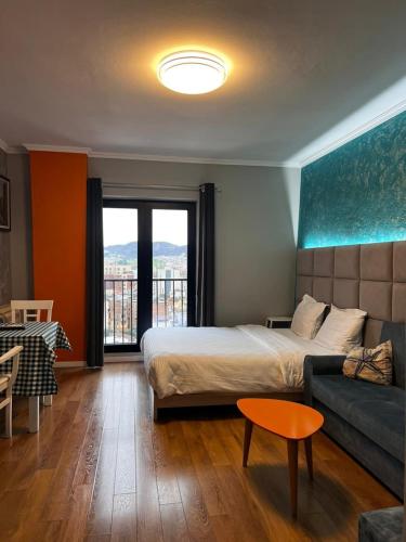 Blue Door Studios tesisinde bir odada yatak veya yataklar