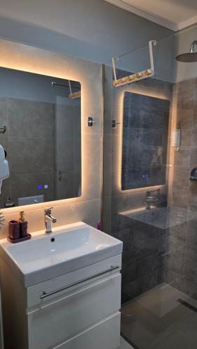 Blue Door Studios tesisinde bir banyo