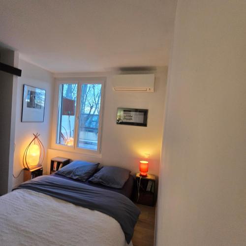a bedroom with a bed and a window at Studio avec Terrasse in Arles