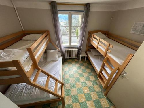 a room with two bunk beds and a window at Aupalya Gîte Le Logis Catalan in Font-Romeu