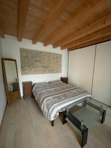 a bedroom with a bed and a mirror in it at Casa Riva Us in Dussoi
