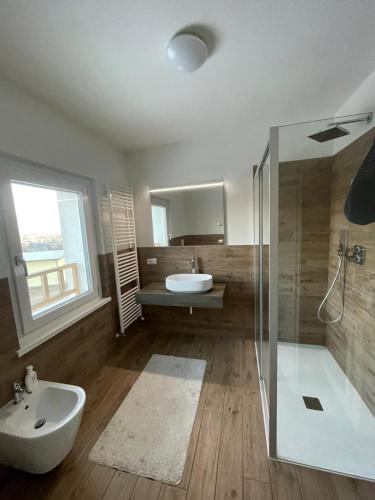 a bathroom with a sink and a toilet and a tub at Casa Riva Us in Dussoi