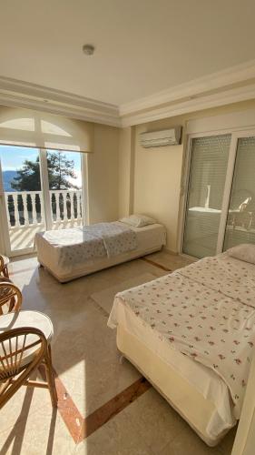two beds in a bedroom with a balcony at Villa royal in Alanya