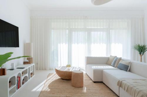 Modern & Bright 2 Bedroom Apartment at The Palm