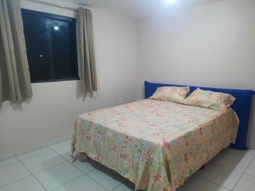 a bedroom with a bed and a window at Casa - 1 Suíte e 2 Quartos in Saquarema