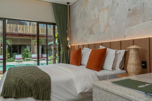 ein Schlafzimmer mit einem großen Bett und einem Pool in der Unterkunft Be Caju Hotel in Barra Grande