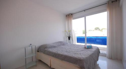 - une chambre avec un lit et une grande fenêtre dans l'établissement T3 Pte Croisette Vue mer Plage à 100m, à Cannes