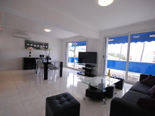 un salon avec un canapé et une table dans l'établissement T3 Pte Croisette Vue mer Plage à 100m, à Cannes