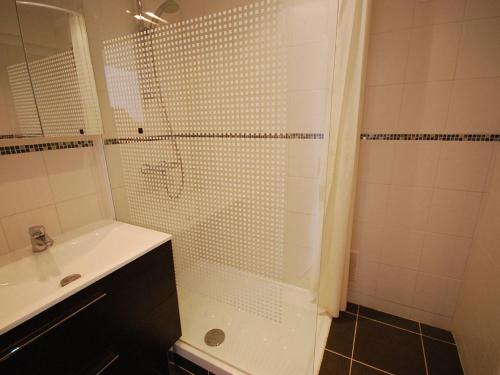 La salle de bains est pourvue d'une douche et d'un lavabo. dans l'établissement T3 Pte Croisette Vue mer Plage à 100m, à Cannes