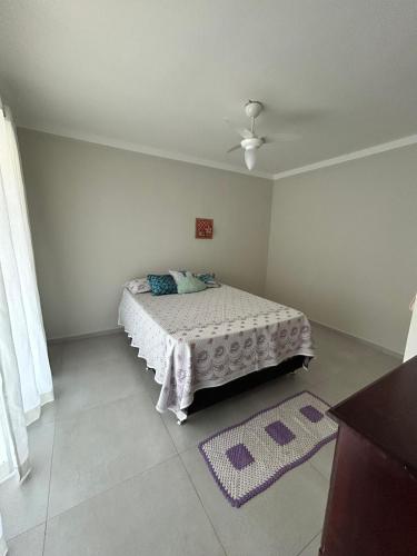 a bedroom with a bed with purple rugs in it at CASA ESPAÇOSA e CONFORTÁVEL EM PARATY in Paraty
