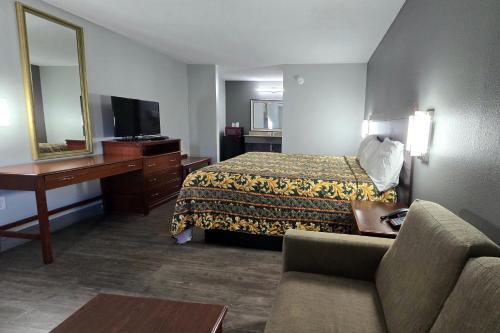 a hotel room with a bed and a couch at Eagle Inn by Hotel O Richmond Midlothian Turnpike in Richmond