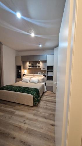 a large bedroom with a large bed and wooden floors at Bandìtella home in Livorno
