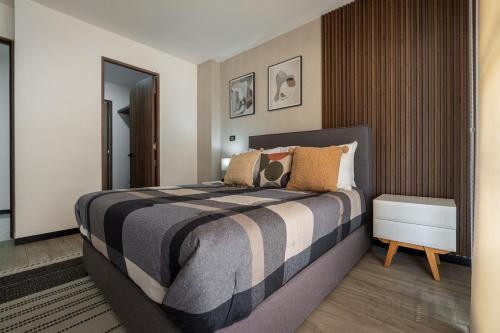 a bedroom with a bed with a black and white blanket at Apartment home resort in La Cañada