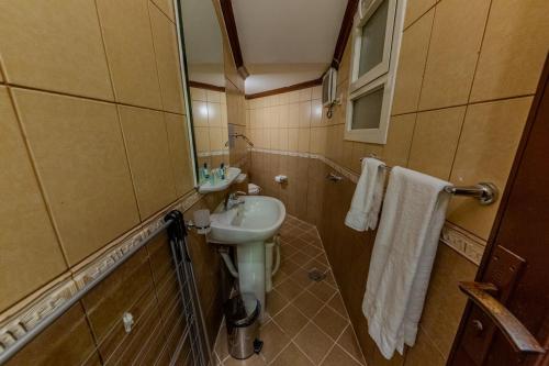 a small bathroom with a sink and a mirror at شاليهات الأحلام لبيوت العطلات in Yanbu
