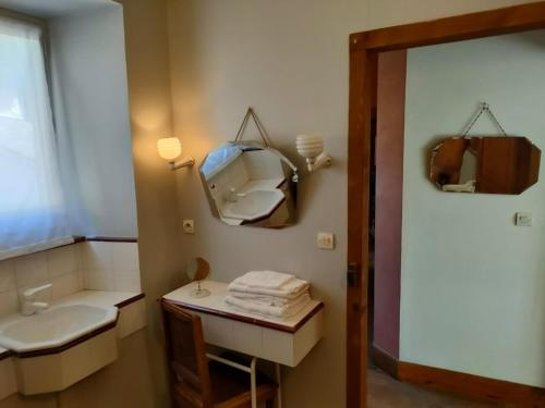 a bathroom with a sink and a mirror at Aile de la Maison de Chouliou in Balaguères