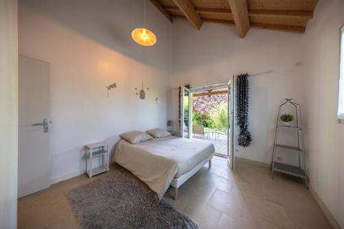 a bedroom with a bed and a ladder and a window at Gîte familial à Jezainville - Nature, terrasses & jardin clos, Vue vallée, forêt in Jezainville