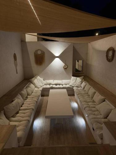 Cassis Lodges في كاسيس: غرفة معيشة مع أريكة كبيرة وطاولة