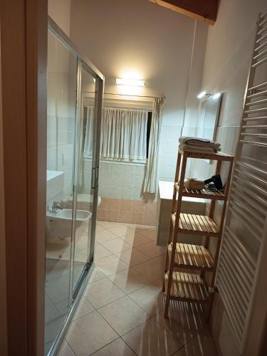 リエルナにあるB&B Sibiのシャワー、トイレ、洗面台を備えたバスルーム