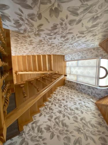 an empty room with a floral patterned ceiling at Qusar Villa in Uzunmeşǝ