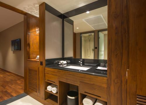 a bathroom with a large tub and a large mirror at Swiss Residence Kandy in Kandy