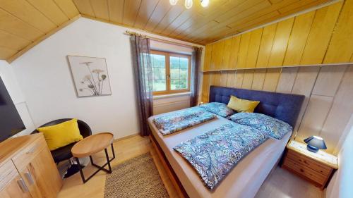 a small bedroom with a bed in a tiny house at Apartment Schlager Maria in Pirkach