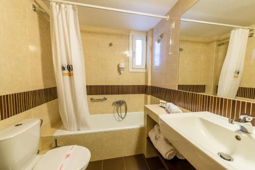 Bathroom sa Queen Olga Hotel