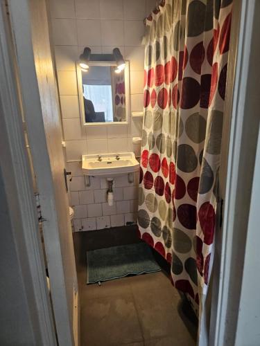 a small bathroom with a sink and a mirror at Depto arlegui centro in Viña del Mar