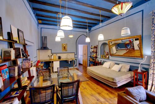 a room with a bed and a table and chairs at DOMUS Amabilis in Sagunto