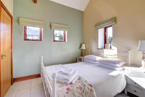 a bedroom with a white bed and a sink at 2 Bed in Cardiff oc-91126 in Cardiff