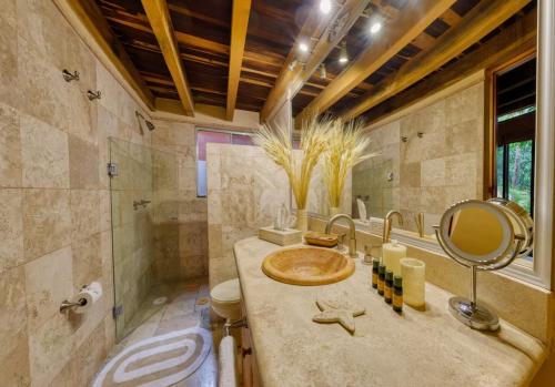 a bathroom with a sink and a toilet and a mirror at Casa navacoyan A in Malinalco