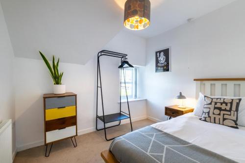 a bedroom with a bed and a desk with a lamp at 2 Bed in Bethesda oc-bow234 in Bethesda