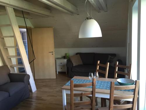 een eetkamer en een woonkamer met een tafel en stoelen bij Apartmán U Venuše in Pavlov