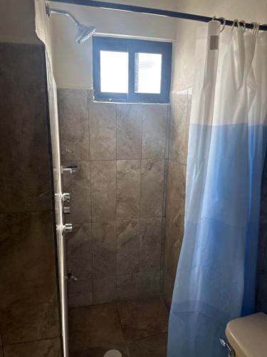 a bathroom with a shower with a shower curtain at Depa Pakabtun Descansa sin pagar de mas 2 hab wifi y AC in Mérida