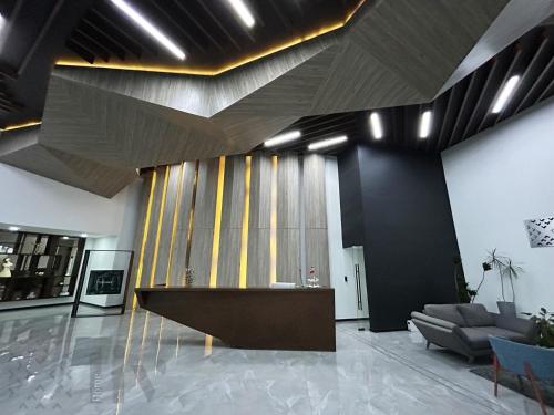 a lobby with a couch and a table in a room at Exclusive Urban HomeResort in La Cañada