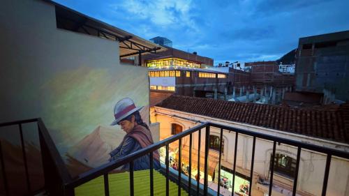 un murale di un uomo sul lato di un edificio di Alba Hostel a Sucre