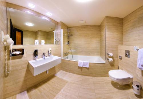 Kylpyhuone majoituspaikassa Grand Majestic Hotel Prague