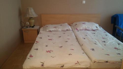 ein Schlafzimmer mit einem Bett mit Blumen darauf in der Unterkunft Darja Guesthouse in Dob