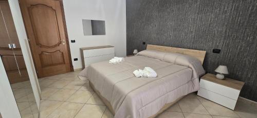 ein Schlafzimmer mit einem Bett, auf dem zwei Handtücher liegen in der Unterkunft Jo Garden in Ercolano