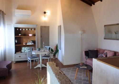 a living room with a couch and a table at Casa de Tent'tugal in Tentúgal