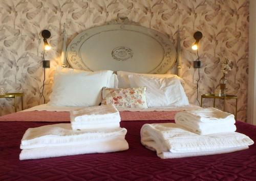 a bed with towels sitting on top of it at Casa de Tent'tugal in Tentúgal