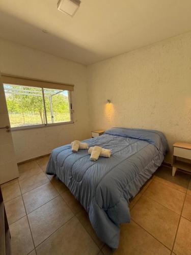 a bedroom with a bed with two towels on it at Estación Destino in El manzano historico