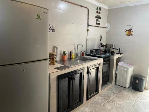 Kuchyň nebo kuchyňský kout v ubytování Petit duplex dans une maison