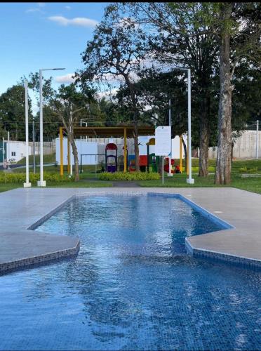 Piscina a The small house o a prop