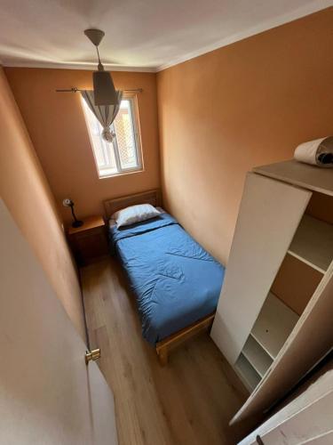 a small room with a bed and a window at Hostal JV CABAÑA in Nogales