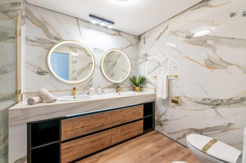 Apartamento vacacional en Puerto Marina con Vistas al Mar y Rooftop Pool Solarium