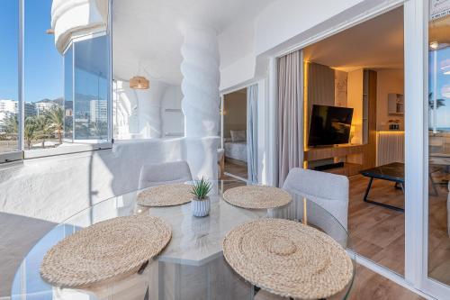 Apartamento vacacional en Puerto Marina con Vistas al Mar y Rooftop Pool Solarium