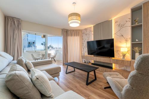 Apartamento vacacional en Puerto Marina con Vistas al Mar y Rooftop Pool Solarium