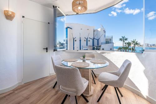 Apartamento vacacional en Puerto Marina con Vistas al Mar y Rooftop Pool Solarium