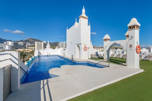 Apartamento vacacional en Puerto Marina con Vistas al Mar y Rooftop Pool Solarium