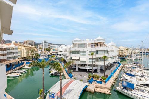 Apartamento vacacional en Puerto Marina con Vistas al Mar y Rooftop Pool Solarium